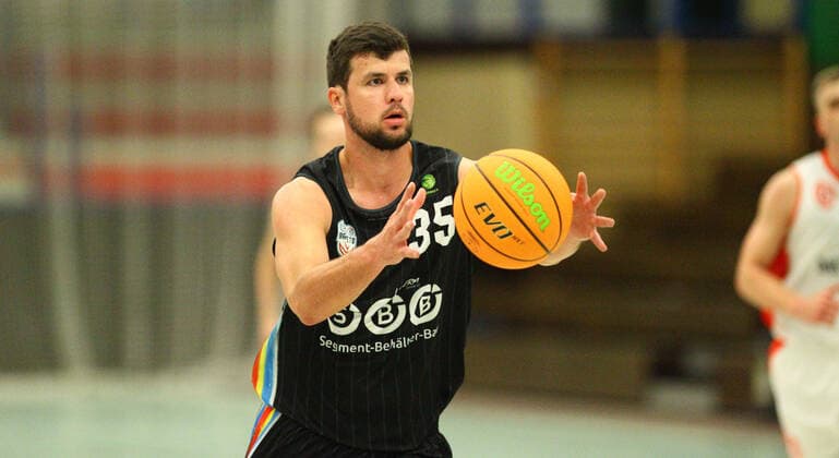 Basketball, Saison 2021 2022, ProB BARMER 2. Basketball Bundesliga, Hauptrunde, siebter Spieltag, ETV Hamburg - SBB Baskets Wolmirstedt (79:115). Marc Nagora (Wolmirstedt). Wandsbek Hamburg