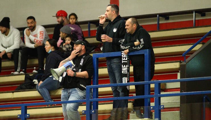 Basketball, Saison 2021 2022, ProB BARMER 2. Basketball Bundesliga, Hauptrunde, siebter Spieltag, ETV Hamburg - SBB Baskets Wolmirstedt (79:115). Wolmirstedt-Fans auf der Tribüne der Wandsbeker Sporthalle. Wandsbek Hamburg