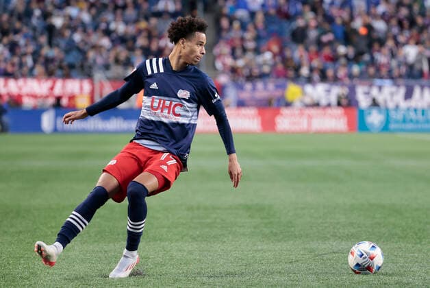 FOXBOROUGH, MA - NOVEMBER 07: New England Revolution forward Tajon Buchanan (17) looks inside during a match between the New England Revolution and Inter Miami CF on November 7, 2021, at Gillette Stadium in Foxborough, Massachusetts. (Photo by Fred Kfoury III Icon Sportswire) SOCCER: NOV 07 MLS, Fussball Herren, USA - Inter Miami CF at New England Revolution Icon482211107007