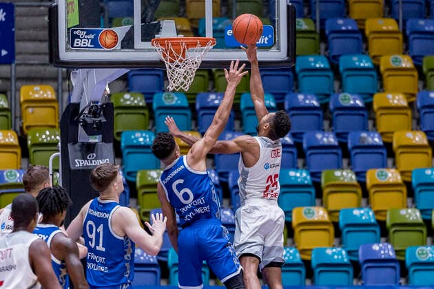 easyCredit BBL, Fraport Skyliners vs. Brose Bamberg, Frankfurt, Fraport Arena, 7.11.2021 Len Adam Schoormann (Fraport Skyliners 6) & Kenneth Ogbe (Brose Bamberg 25), Fraport Skyliners vs. Brose Bamberg, Frankfurt, Fraport Arena, 7.11.2021 Copyright: xBEAUTIFULxSPORTS Gawlikx