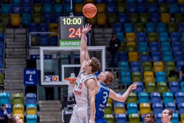 easyCredit BBL, Fraport Skyliners vs. Brose Bamberg, Frankfurt, Fraport Arena, 7.11.2021 Patrick Heckmann (Brose Bamberg 33) & Matt Haarms (Fraport Skyliners 3), Fraport Skyliners vs. Brose Bamberg, Frankfurt, Fraport Arena, 7.11.2021 Copyright: xBEAUTIFULxSPORTS Gawlikx