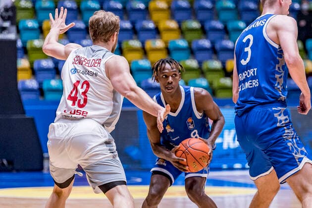 easyCredit BBL, Fraport Skyliners vs. Brose Bamberg, Frankfurt, Fraport Arena, 7.11.2021 Christian Sengfelder (Brose Bamberg 43) & Brancou Badio (Fraport Skyliners 8), Fraport Skyliners vs. Brose Bamberg, Frankfurt, Fraport Arena, 7.11.2021 Copyright: xBEAUTIFULxSPORTS Gawlikx