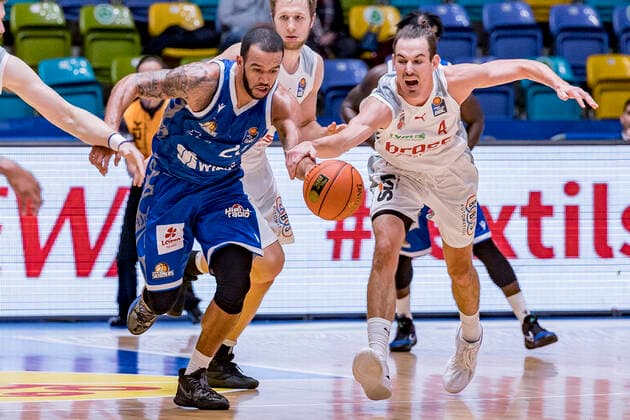 easyCredit BBL, Fraport Skyliners vs. Brose Bamberg, Frankfurt, Fraport Arena, 7.11.2021 Rasheed Moore (Fraport Skyliners 20) & Omar Prewitt (Brose Bamberg 4), Fraport Skyliners vs. Brose Bamberg, Frankfurt, Fraport Arena, 7.11.2021 Copyright: xBEAUTIFULxSPORTS Gawlikx