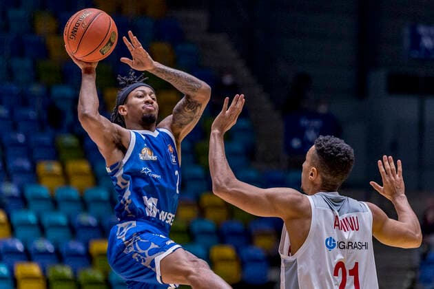 easyCredit BBL, Fraport Skyliners vs. Brose Bamberg, Frankfurt, Fraport Arena, 7.11.2021 Donovan Donaldson (Fraport Skyliners 2) & Joel Aminu (Brose Bamberg 21), Fraport Skyliners vs. Brose Bamberg, Frankfurt, Fraport Arena, 7.11.2021 Copyright: xBEAUTIFULxSPORTS Gawlikx