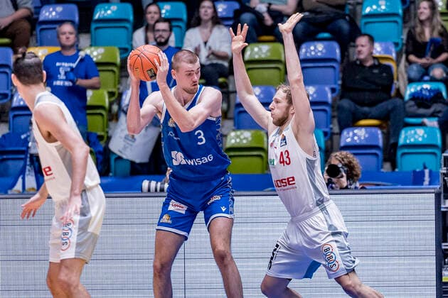 easyCredit BBL, Fraport Skyliners vs. Brose Bamberg, Frankfurt, Fraport Arena, 7.11.2021 Matt Haarms (Fraport Skyliners 3) & Christian Sengfelder (Brose Bamberg 43), Fraport Skyliners vs. Brose Bamberg, Frankfurt, Fraport Arena, 7.11.2021 Copyright: xBEAUTIFULxSPORTS Gawlikx