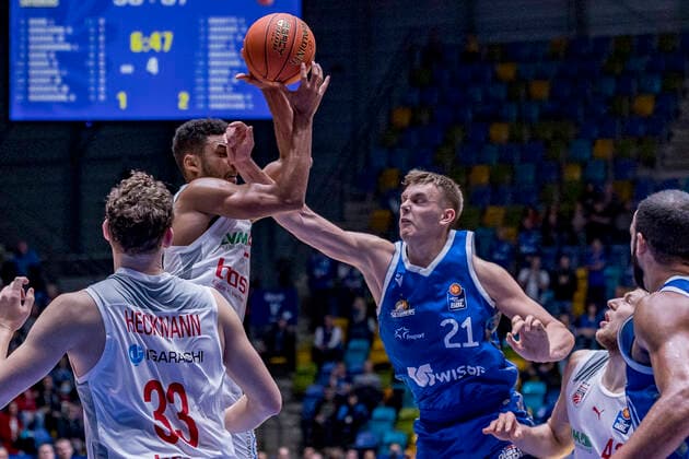 easyCredit BBL, Fraport Skyliners vs. Brose Bamberg, Frankfurt, Fraport Arena, 7.11.2021 Kenneth Ogbe (Brose Bamberg 25) & Lorenz Brenneke (Fraport Skyliners 21), Fraport Skyliners vs. Brose Bamberg, Frankfurt, Fraport Arena, 7.11.2021 Copyright: xBEAUTIFULxSPORTS Gawlikx