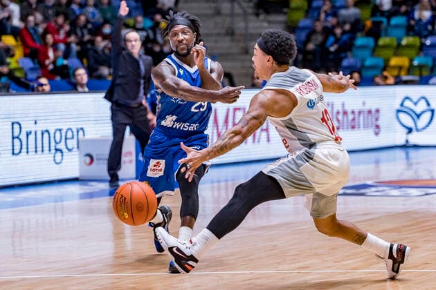 easyCredit BBL, Fraport Skyliners vs. Brose Bamberg, Frankfurt, Fraport Arena, 7.11.2021 Will Cherry (Fraport Skyliners 29) & Justin Robinson (Brose Bamberg 12), Fraport Skyliners vs. Brose Bamberg, Frankfurt, Fraport Arena, 7.11.2021 Copyright: xBEAUTIFULxSPORTS Gawlikx