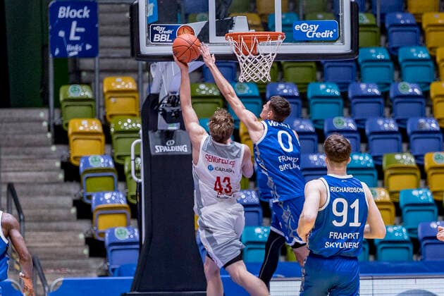 easyCredit BBL, Fraport Skyliners vs. Brose Bamberg, Frankfurt, Fraport Arena, 7.11.2021 Christian Sengfelder (Brose Bamberg 43) & Lukas Wank (Fraport Skyliners 0), Fraport Skyliners vs. Brose Bamberg, Frankfurt, Fraport Arena, 7.11.2021 Copyright: xBEAUTIFULxSPORTS Gawlikx