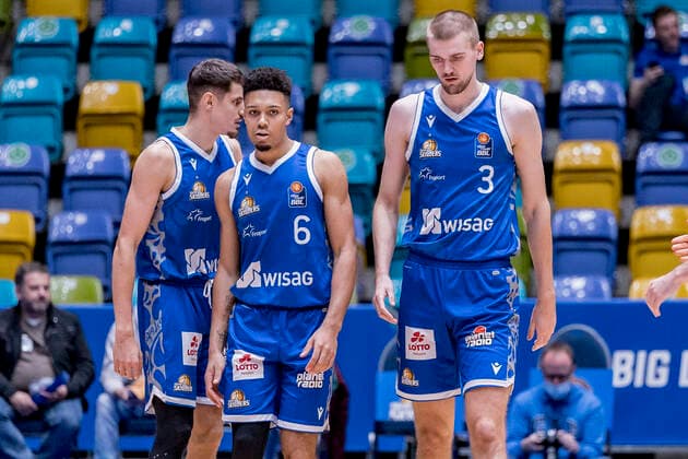 easyCredit BBL, Fraport Skyliners vs. Brose Bamberg, Frankfurt, Fraport Arena, 7.11.2021 Len Adam Schoormann (Fraport Skyliners 6) & Matt Haarms (Fraport Skyliners 3), Fraport Skyliners vs. Brose Bamberg, Frankfurt, Fraport Arena, 7.11.2021 Copyright: xBEAUTIFULxSPORTS Gawlikx