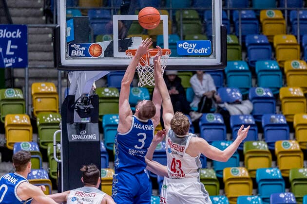 easyCredit BBL, Fraport Skyliners vs. Brose Bamberg, Frankfurt, Fraport Arena, 7.11.2021 Matt Haarms (Fraport Skyliners 3) & Christian Sengfelder (Brose Bamberg 43), Fraport Skyliners vs. Brose Bamberg, Frankfurt, Fraport Arena, 7.11.2021 Copyright: xBEAUTIFULxSPORTS Gawlikx