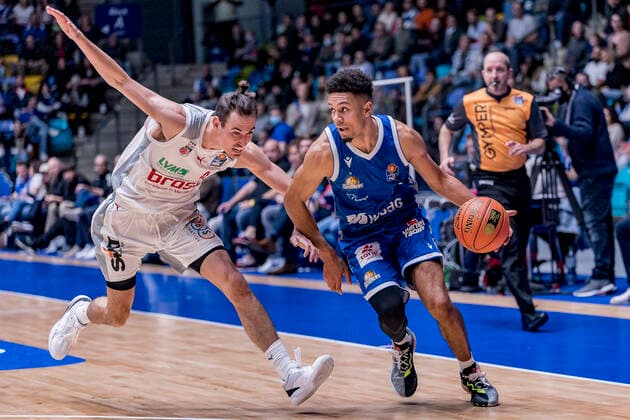 easyCredit BBL, Fraport Skyliners vs. Brose Bamberg, Frankfurt, Fraport Arena, 7.11.2021 Omar Prewitt (Brose Bamberg 4) & Len Adam Schoormann (Fraport Skyliners 6), Fraport Skyliners vs. Brose Bamberg, Frankfurt, Fraport Arena, 7.11.2021 Copyright: xBEAUTIFULxSPORTS Gawlikx