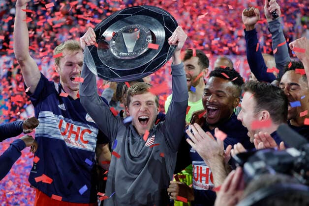 Sport Bilder des Tages FOXBOROUGH, MA - NOVEMBER 07: New England Revolution midfielder Scott Caldwell (6) lifts the Supporters Shield after a match between the New England Revolution and Inter Miami CF on November 7, 2021, at Gillette Stadium in Foxborough, Massachusetts. (Photo by Fred Kfoury III Icon Sportswire) SOCCER: NOV 07 MLS, Fussball Herren, USA - Inter Miami CF at New England Revolution Icon482211107030