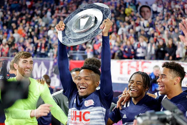 FOXBOROUGH, MA - NOVEMBER 07: New England Revolution midfielder Wilfrid Kaptoum (5) lifts the Supporters Shield after a match between the New England Revolution and Inter Miami CF on November 7, 2021, at Gillette Stadium in Foxborough, Massachusetts. (Photo by Fred Kfoury III Icon Sportswire) SOCCER: NOV 07 MLS, Fussball Herren, USA - Inter Miami CF at New England Revolution Icon482211107034