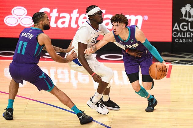 Sport Bilder des Tages LOS ANGELES, CA - NOVEMBER 07: Charlotte Hornets Guard LaMelo Ball (2) guarded closely by Los Angeles Clippers Guard Reggie Jackson (1) during a NBA, Basketball Herren, USA game between the Charlotte Hornets and the Los Angeles Clippers on November 7, 2021 at STAPLES Center in Los Angeles, CA. (Photo by Brian Rothmuller Icon Sportswire) NBA: NOV 07 Hornets at Clippers Icon211107027