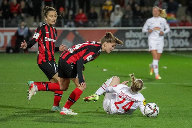 Weronika Zawistowska (1. FC Koeln, 24) und Juliane Wirtz (Bayer04 Leverkusen, 14) und Sylwia Matysik (Bayer04 Leverkusen, 04) Bayer 04 Leverkusen vs. 1.FC Koeln, Fussball, 2.Frauen Bundesliga, 7.Spieltag, Spielzeit 2021 2022, 07.11.2021, Bayer 04 Leverkusen vs. 1.FC Koeln, Fussball, 2.Frauen Bundesliga, 7.Spieltag, Spielzeit 2021 2022, 07.11.2021 Copyright: xEibner-Pressefoto SaraxRoustax EP_SRA