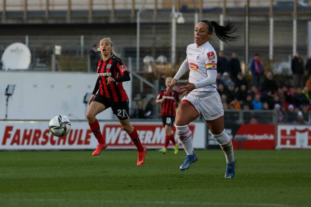Antonia Bauer (1. FC Koeln, 21) und Irina Pando (Bayer04 Leverkusen, 21) Bayer 04 Leverkusen vs. 1.FC Koeln, Fussball, 2.Frauen Bundesliga, 7.Spieltag, Spielzeit 2021 2022, 07.11.2021, Bayer 04 Leverkusen vs. 1.FC Koeln, Fussball, 2.Frauen Bundesliga, 7.Spieltag, Spielzeit 2021 2022, 07.11.2021 Copyright: xEibner-Pressefoto SaraxRoustax EP_SRA
