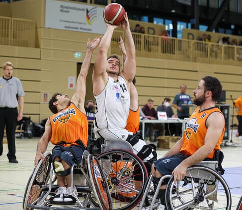 Rollstuhlbasketball - RBBL - Rhine River Rhinos - ING Skywheelers - 23.10.21, Nico Dreimüller (SKY), Matthias Güntner (Rhinos), Christoph Spitz (SKY), -