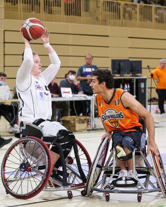 Rollstuhlbasketball - RBBL - Rhine River Rhinos - ING Skywheelers - 23.10.21, Arinne Juice Young (Rhinos), Nico Dreimüller (SKY), -