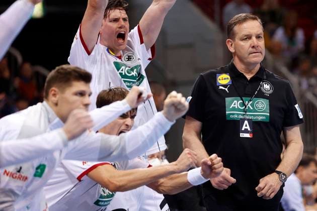 Handball,Tag des Handballs am 07.11.2021 im PSD-Bank-Dome in Düsseldorf Herren Länderspiel Deutschland : Portugal 30:32 Simon ERNST (GER) 2.v.re.- und Bundestrainer Alfred GISLASON (GER) re.-