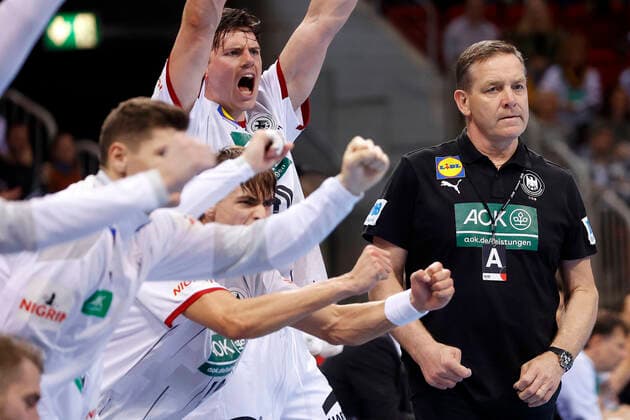 Handball,Tag des Handballs am 07.11.2021 im PSD-Bank-Dome in Düsseldorf Herren Länderspiel Deutschland : Portugal 30:32 Simon ERNST (GER) 2.v.re.- und Bundestrainer Alfred GISLASON (GER) re.-