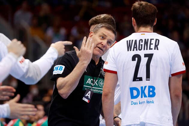 Handball,Tag des Handballs am 07.11.2021 im PSD-Bank-Dome in Düsseldorf Herren Länderspiel Deutschland : Portugal 30:32 Hendrik WAGNER (GER) re.- und Bundestrainer Alfred GISLASON (GER) 2.v.re.-