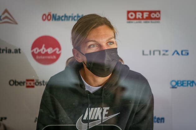 Sport Bilder des Tages TENNIS - WTA, Tennis Damen Upper Austria Ladies Linz LINZ,AUSTRIA,08.NOV.21 - TENNIS - WTA Tour, Upper Austria Ladies Linz. Image shows Simona Halep (ROM) wearing a facemask during an interview.  GEPAxpictures xManfredxBinder