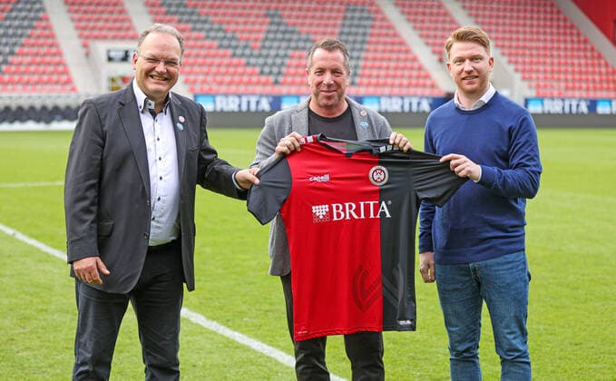Sport Themen der Woche KW45 Sport Bilder des Tages Fussball - 3. Liga - SV Wehen Wiesbaden - Neuer Trainer Markus Kauczinski - 08.11.21, Vorstellung des neuen Cheftrainer - Markus Kauczinski (SVWW), links Nico Schäfer, recht Paul Fernie, - *** Football 3 Liga SV Wehen Wiesbaden New coach Markus Kauczinski 08 11 21, Introduction of the new head coach Markus Kauczinski SVWW , left Nico Schäfer, right Paul Fernie,