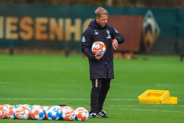 Sport Themen der Woche KW45 Sport Bilder des Tages GER, 2.FBL SV Werder Bremen Training 08.11.2021, Trainingsgelaende am wohninvest WESERSTADION - Platz 4 5, Bremen, GER, 2.FBL SV Werder Bremen Training Markus Anfang (Trainer SV Werder Bremen) schaut auf die Uhr. *** GER, 2 FBL SV Werder Bremen Training 08 11 2021, Training ground at wohninvest WESERSTADION Platz 4 5, Bremen, GER, 2 FBL SV Werder Bremen Training Markus Anfang Coach SV Werder Bremen looks at the clock nordphotoxGmbHx xStoever nph00401
