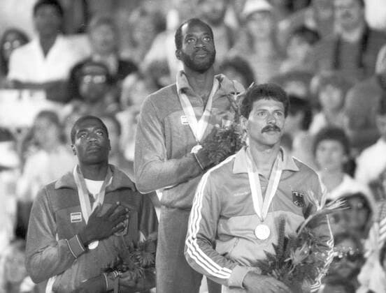Olympische Spiele 1984 in Los Angeles. Siegerehrung 400m Hürden: Edwin Moses (USA Gold). Hinten: Danny Harris (USA Silber) vorne: Harald Schmid (BRD Bronze) 05.08.1984. *** Olympic Games 1984 in Los Angeles Award Ceremony 400m Hurdles Edwin Moses USA Gold Back Danny Harris USA Silver Front Harald Schmid BRD Bronze 05 08 1984 HM