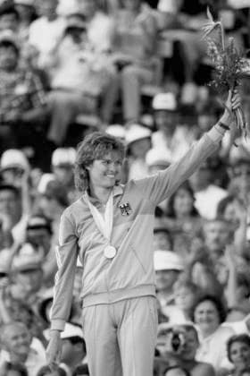 Olympische Spiele 1984 in Los Angeles. Siegerehrung Hochsprung: Ulrike Meyfarth (BRD Gold). *** Olympic Games 1984 in Los Angeles Award Ceremony High Jump Ulrike Meyfarth BRD Gold HM