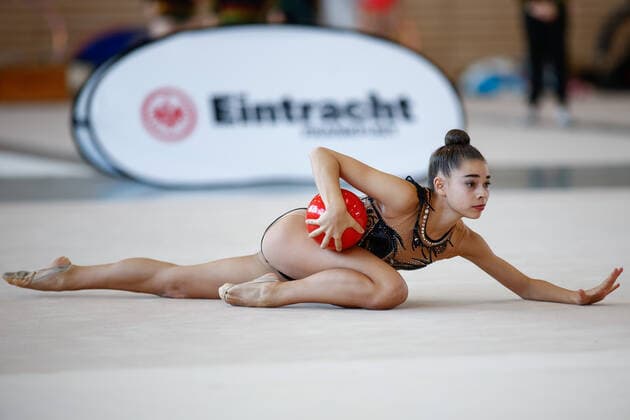 1. Wettkampftag der Deutschen Turnliga RSG Sued; 06.11.2021 Hannah Vester (TB Oppau) bei ihrer Uebung mit Ball; 1. Wettkampftag der Deutschen Turnliga RSG Sued am 06.11.2021 in der Wolfgang Steubing Halle in Frankfurt am Main.