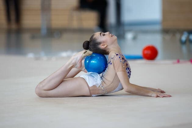 1. Wettkampftag der Deutschen Turnliga RSG Sued; 06.11.2021 Nea-Sophie Stanger (TB Oppau) bei ihrer Uebung mit Ball; 1. Wettkampftag der Deutschen Turnliga RSG Sued am 06.11.2021 in der Wolfgang Steubing Halle in Frankfurt am Main.