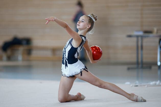 1. Wettkampftag der Deutschen Turnliga RSG Sued; 06.11.2021 Alina Michael (WKG Lahr Laufenburg) bei ihrer Uebung mit Ball; 1. Wettkampftag der Deutschen Turnliga RSG Sued am 06.11.2021 in der Wolfgang Steubing Halle in Frankfurt am Main.
