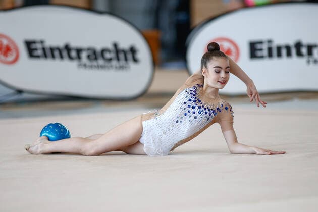1. Wettkampftag der Deutschen Turnliga RSG Sued; 06.11.2021 Nea-Sophie Stanger (TB Oppau) bei ihrer Uebung mit Ball; 1. Wettkampftag der Deutschen Turnliga RSG Sued am 06.11.2021 in der Wolfgang Steubing Halle in Frankfurt am Main.