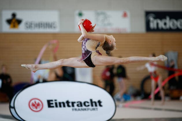 1. Wettkampftag der Deutschen Turnliga RSG Sued; 06.11.2021 Viktoria Steinfeld (TSV Schmiden 1902 e.V.) bei ihrer Uebung mit Ball; 1. Wettkampftag der Deutschen Turnliga RSG Sued am 06.11.2021 in der Wolfgang Steubing Halle in Frankfurt am Main.