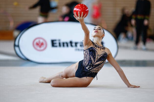1. Wettkampftag der Deutschen Turnliga RSG Sued; 06.11.2021 Hannah Vester (TB Oppau) bei ihrer Uebung mit Ball; 1. Wettkampftag der Deutschen Turnliga RSG Sued am 06.11.2021 in der Wolfgang Steubing Halle in Frankfurt am Main.