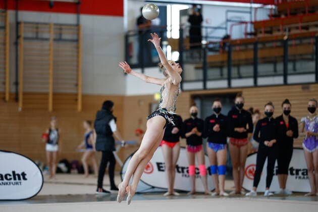 1. Wettkampftag der Deutschen Turnliga RSG Sued; 06.11.2021 Diana Steckaite (SSC Karlsruhe) bei ihrer Uebung mit Ball; 1. Wettkampftag der Deutschen Turnliga RSG Sued am 06.11.2021 in der Wolfgang Steubing Halle in Frankfurt am Main.