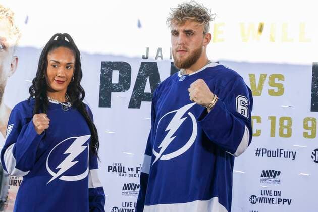 Sport Themen der Woche KW45 Sport Bilder des Tages Boxen, Pressekonferenz zum Youtube-Kampf Jake Paul -Tommy Fury November 8, 2021, Tampa, Florida, USA: Professional boxers Amanda Serrano and Jake The Problem Child Paul hold up their fists for pictures following a press conference, PK, Pressekonferenz at Amalie Arena in Tampa, on Monday, Nov. 8, 2021, ahead of a fight between Jake The Problem Child Paul anTommy TNT Fury on Dec 18. Tampa USA - ZUMAs70_ 0141398852st Copyright: xIvyxCeballox