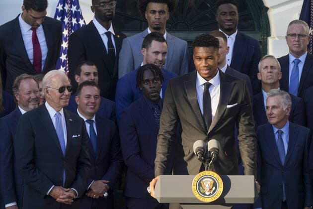 President Joe Biden listens to Giannis Antetokounmpo of the Milwaukee Bucks speak as the team is honored for winning the 2021 NBA, Basketball Herren, USA Championship, on the South Lawn of the White House in Washington, DC on Monday, November 8, 2021. The Milwaukee Bucks defeated the Phoenix Suns to win the championship. Photo Leigh Vogel UPI  WAP20211108905 LeighxVogel