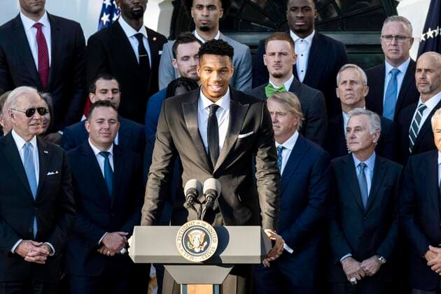 Bilder des Jahres 2021, Sport 11 November Sport Themen der Woche KW45 Sport Bilder des Tages November 8, 2021, Washington, District of Columbia, USA: GIANNIS ANTETOKUONMPO, Power forward and Center for the Milwaukee Bucks, with President JOE BIDEN and the Milwaukee Bucks team, speaking about the winning the 2021 NBA, Basketball Herren, USA Championship. Washington United States - ZUMAb161 20211108_zap_b161_039 Copyright: xMichaelxBrochsteinx