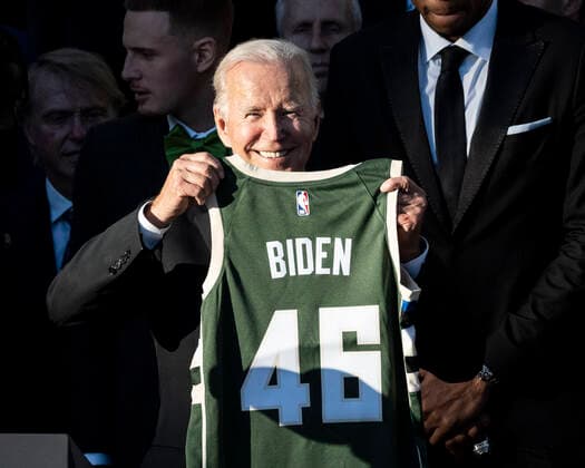 November 8, 2021, Washington, District of Columbia, USA: President JOE BIDEN holds up a Milwaukee Bucks jersey with the number 46 on it after speaking about the Milwaukee Bucks winning the 2021 NBA, Basketball Herren, USA Championship. Washington USA - ZUMAb161 20211108_zap_b161_042 Copyright: xMichaelxBrochsteinx