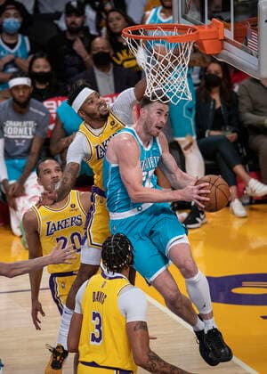 November 8, 2021, Los Angeles, California, USA: Gordon Hayward 20 of the Charlotte Hornets goes for a layup during their regular season NBA, Basketball Herren, USA game with the Los Angeles Lakers on Monday November 8, 2021 at the Staples Center in Los Angeles, California. Lakers defeat Hornets, 126-123. PI Los Angeles USA - ZUMAp124 20211108_zaa_p124_022 Copyright: xJAVIERxROJASx