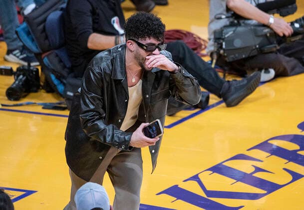 November 8, 2021, Los Angeles, California, USA: Rapper Bad Bunny attends the regular season NBA, Basketball Herren, USA game between the Los Angeles Lakers and the Charlotte Hornets on Monday November 8, 2021 at the Staples Center in Los Angeles, California. Lakers defeat Hornets, 126-123. PI Los Angeles USA - ZUMAp124 20211108_zaa_p124_071 Copyright: xJAVIERxROJASx