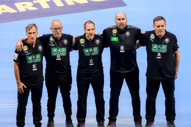 Handball, Maenner: Tag des Handballs, Freundschaftsspiel, Deutschland - Portugal v.li. Physio Peter Gr?schus (Deutschland), Dr. Philip Lübke Luebke), Torwarttrainer Mattias Andersson (Deutschland), Co-Trainer Erik Wudtke (Deutschland), Trainer Alfred Gislason (Deutschland) Duesseldorf PSD Bank Dome Deutschland