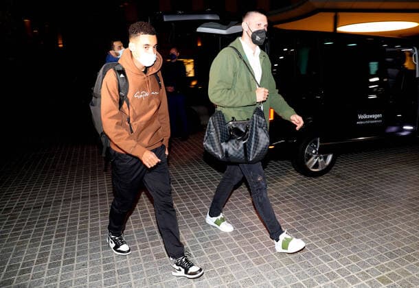 Deuschland vs. Liechtenstein, WM Quali, Vorberichte Wolfsburg, 08.11.2021, WM Qualifikationsspiel Deutschland vs. Liechtenstein, Deutsche Fußballnationalmannschaft Ankunft im Hotel Ritz in Wolfsburg. Jamal Musiala, Niklas Süle Wolfsburg *** Deuschland vs Liechtenstein, World Cup Quali, Previews Wolfsburg, 08 11 2021, World Cup Qualifier Germany vs Liechtenstein, German National Football Team Arrival at Hotel Ritz in Wolfsburg Jamal Musiala, Niklas Süle Wolfsburg.