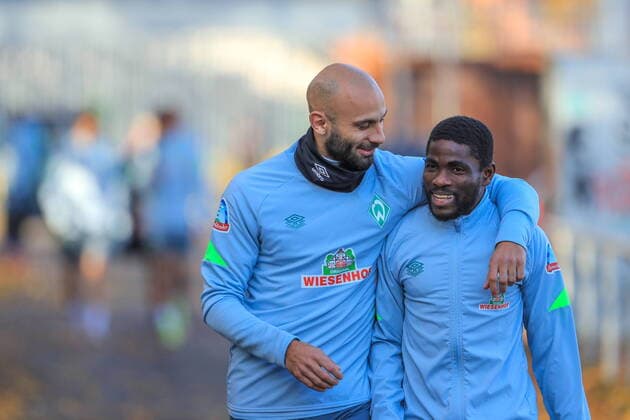 Sport Themen der Woche KW45 Sport Bilder des Tages GER, 2.FBL SV Werder Bremen Training 09.11.2021, Trainingsgelaende am wohninvest WESERSTADION - Platz 4 5, Bremen, GER, 2.FBL SV Werder Bremen Training Leonardo Bittencourt (Werder Bremen 10) und Roger Assale (Werder Bremen 15) auf dem Weg zum Training. *** GER, 2 FBL SV Werder Bremen training 09 11 2021, training ground at wohninvest WESERSTADION Platz 4 5, Bremen, GER, 2 FBL SV Werder Bremen training Leonardo Bittencourt Werder Bremen 10 and Roger Assale Werder Bremen 15 on the way to training nordphotoxGmbHx xStoever nph00401