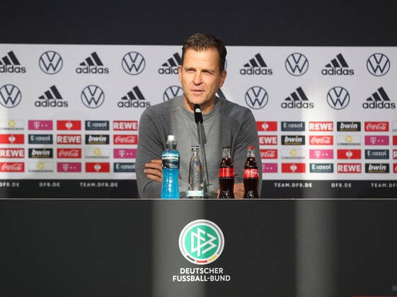 Sport Themen der Woche KW45 Deuschland vs. Liechtenstein, WM Quali, Vorberichte Wolfsburg, 09.11.2021, WM Qualifikationsspiel Deutschland vs. Liechtenstein, Deutsche Fußballnationalmannschaft. Pressekonferenz mit Mannschaftsarzt Prof. Dr. Tim Meyer und Team Manager Oliver Bierhoff Wolfsburg *** Germany vs Liechtenstein, World Cup Quali, Preliminary reports Wolfsburg, 09 11 2021, World Cup qualifier Germany vs Liechtenstein, German national football team press conference with team doctor Prof Dr Tim Meyer and team manager Oliver Bierhoff Wolfsburg