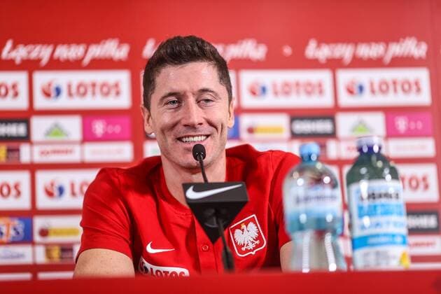 Sport Themen der Woche KW45 Sport Bilder des Tages 09.11.2021 CALDES DE MALVELLA , HISZPANIA PILKA NOZNA (FOOTBALL) REPREZENTACJA POLSKI, KADRA - ZGRUPOWANIE REPREZENTACJI POLSKI PRZED MECZAMI ELIMINACJI MISTRZOSTW SWIATA KONFERENCJA PRASOWA REPREZENTACJI POLSKI NZ ROBERT LEWANDOWSKI POLAND POLISH NATIONAL FOOTBALL TEAM TRAINING BEFORE GAME S FIFA World Cup, WM, Weltmeisterschaft, Fussball QULIFICATIONS TRAINING CAMP IN SPAIN FOTO LUKASZ GROCHALA CYFRASPORT NEWSPIX.PL --- Newspix.pl  20211109CSLG0109