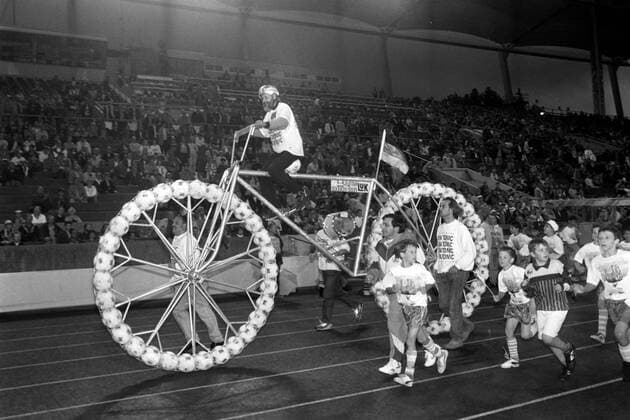 27.08.95 Stuttgarter Kickers - FC Bayern München Deutschland, Stuttgart, 27.05.1995, Fussball, DFB-Pokal, Stuttgarter Kickers- FC Bayern München (0:1): Überdimensionales Fahrrad mit Fussbällen. *** 27 08 95 Stuttgarter Kickers FC Bayern München Germany, Stuttgart, 27 05 1995, Football, DFB Pokal, Stuttgarter Kickers FC Bayern München 0 1 Oversized bicycle with footballs