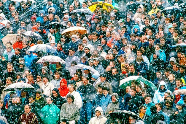 Aus 1. BL Saison 1987 88 Hannover 96 gegen den 1. FC Kaiserslautern 1:0 am 05.03.1988 im Niedersachsenstadion. Plötzliche aufkommendes Schneetreiben. Für Fans Personen nicht so angenehm - haben auch kaum Sicht. Nach kurzer Zeit war der Spuk wieder zu Ende *** From 1 BL season 1987 88 Hannover 96 against the 1 FC Kaiserslautern 1 0 on 05 03 1988 in the Niedersachsenstadion Sudden upcoming snow driving For fans persons not so pleasant have also hardly sight After a short time the spook was again to end
